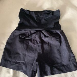 Short black dress shorts. Belly band